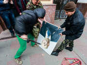 Самооборона под офисом КПУ сожгла красные флаги и портреты Ленина. Фоторепортаж