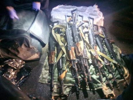Матиос: Военная контрразведка СБУ задержала контрактника, везшего на Майдан 12 автоматов и снайперскую винтовку