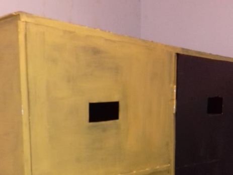 В райсуде Черновицкой области подсудимых держат в металлических шкафах, напоминающих средневековые застенки – омбудсмен