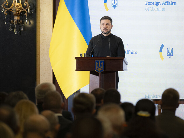 Зеленский объяснил, чего ожидает от украинских дипломатов