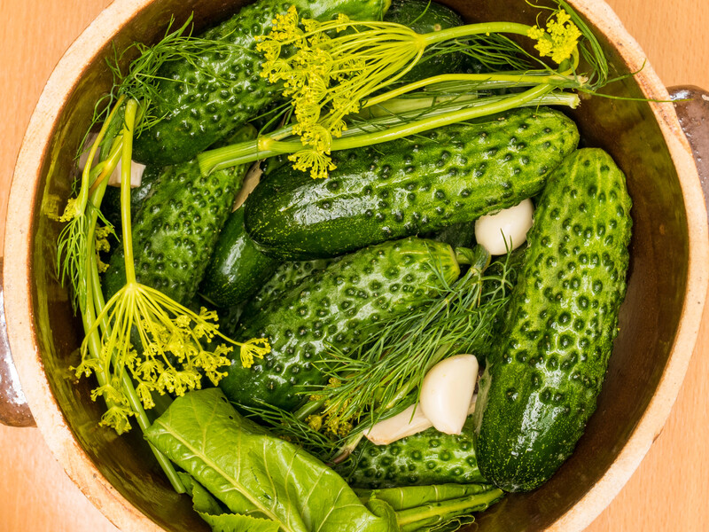 Сделайте этот простой маринад и получите невероятно вкусные малосольные огурцы. Быстрый рецепт