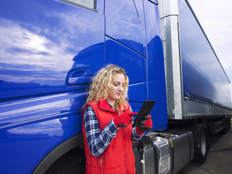 В Германии призывают женщин и пенсионеров садиться за руль грузовиков. Они будут доставлять провизию на фронт