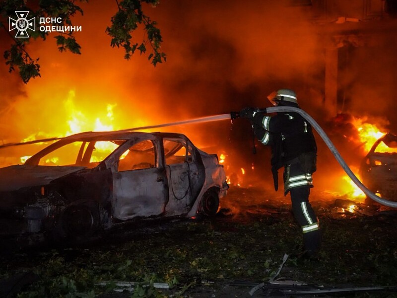 В Одессе возникли пожары после ночного обстрела. Фото, видео