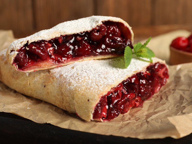 На 90% состоит из сочной начинки. Домашний штрудель с вишнями