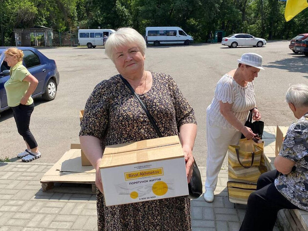 Фонд Рината Ахметова оказывает помощь переселенцам из Кураховской общины в Днепре