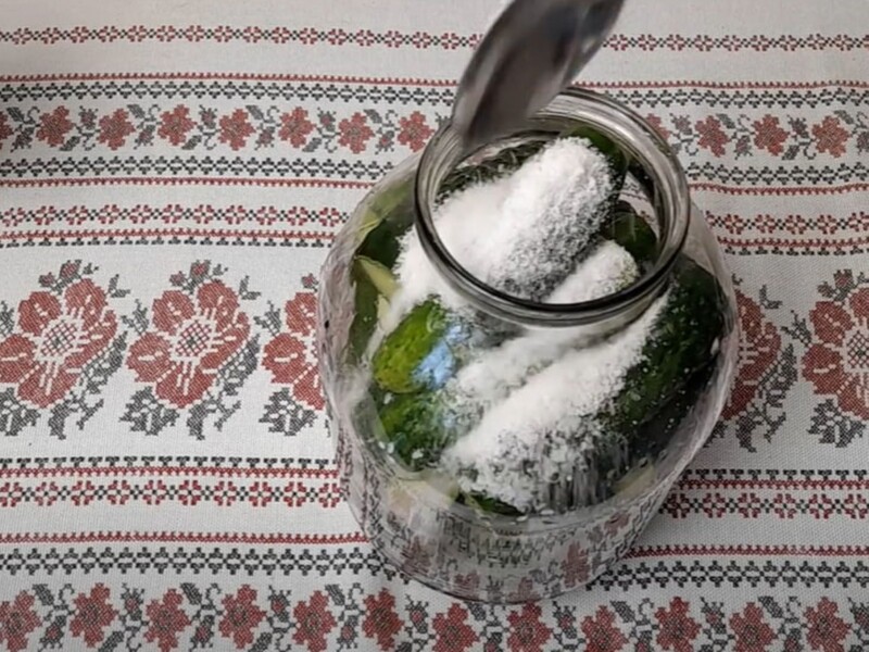 Покладіть це в банку – й огірки будуть твердими й хрусткими. Рецепт консервації під капроновою кришкою