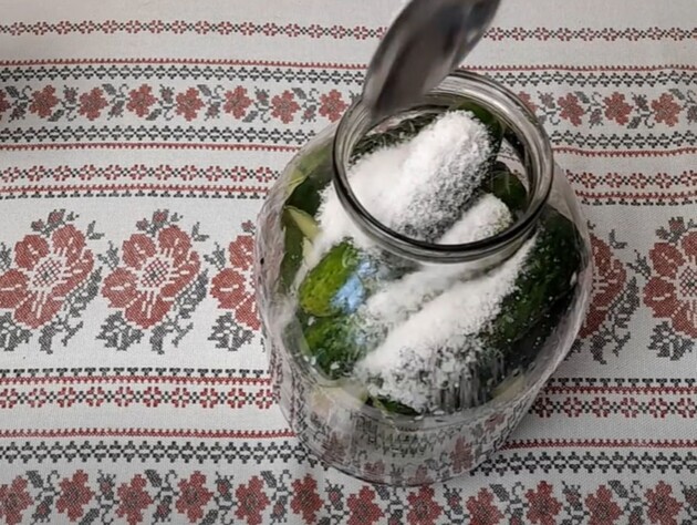 Покладіть це в банку – й огірки будуть твердими й хрусткими. Рецепт консервації під капроновою кришкою