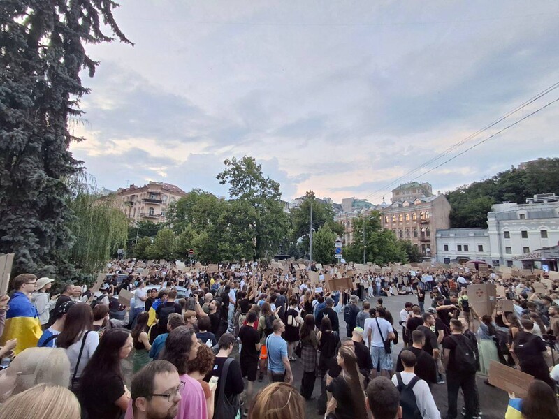 В Україні люди вийшли на акції протесту проти резонансного закону щодо НАБУ та САП. Фото, відео