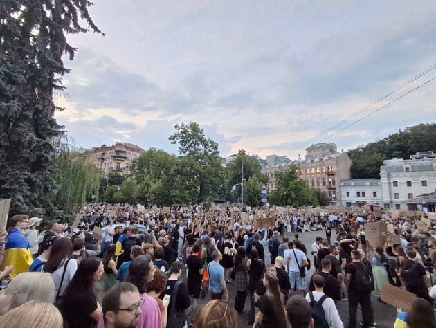В Україні люди вийшли на акції протесту проти резонансного закону щодо НАБУ та САП. Фото, відео