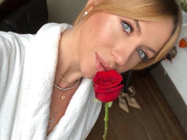 Нікітюк, яка годує грудьми, зблизька показала бюст