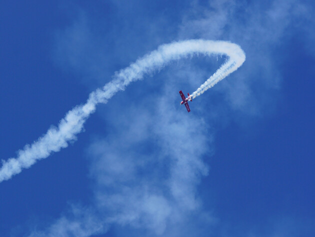 В Італії літак посеред білого дня впав на трасу, якою їхали автомобілі. Є загиблі. Відео