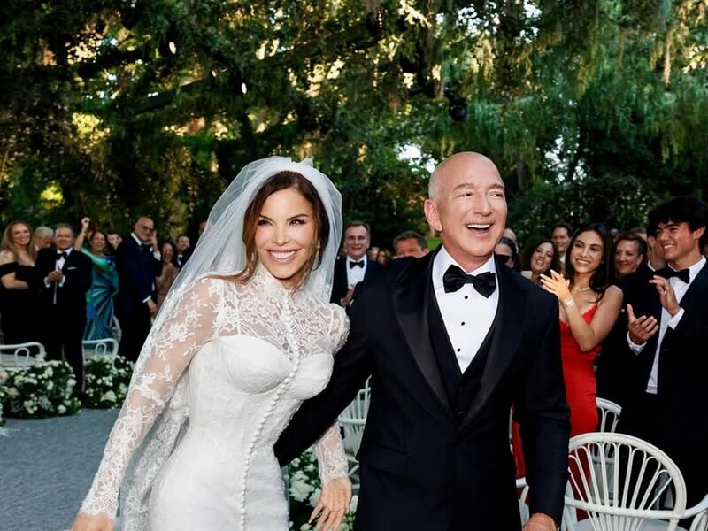 Жена миллиардера Безоса показала, как выглядит ее отец