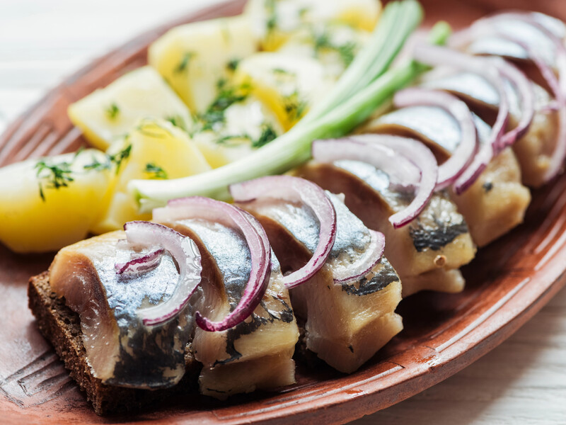 Благодаря этому простому маринаду селедка получится очень вкусной и нежной. Быстрый рецепт