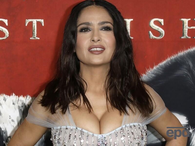 58-летняя Хайек станцевала в бикини и засветила идеальные формы. Видео