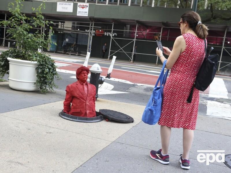 В Нью-Йорке показали Трампа, вылезающего из канализационного люка. Видео