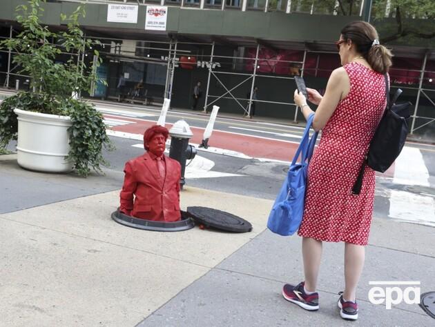 У Нью-Йорку показали Трампа, який вилазить із каналізаційного люка. Відео