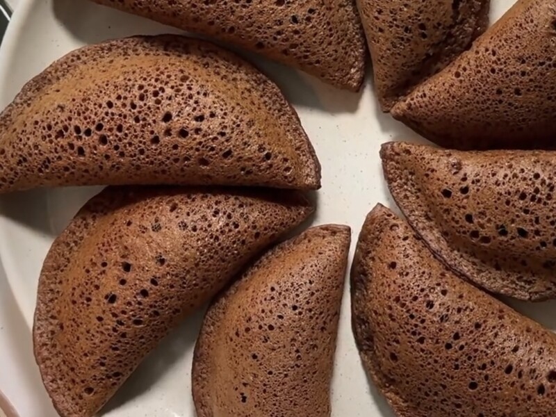 Жарьте их по две минуты только с одной стороны. Ажурные марокканские блины без молока и яиц