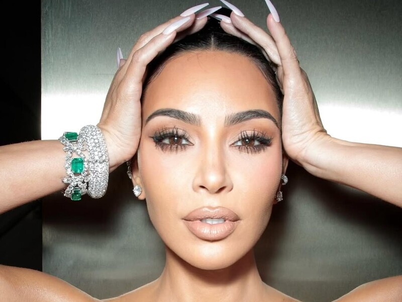 Кардаш'ян приміряла прозорий корсет