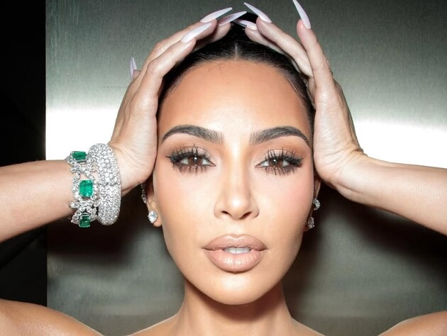 Кардашян примерила прозрачный корсет