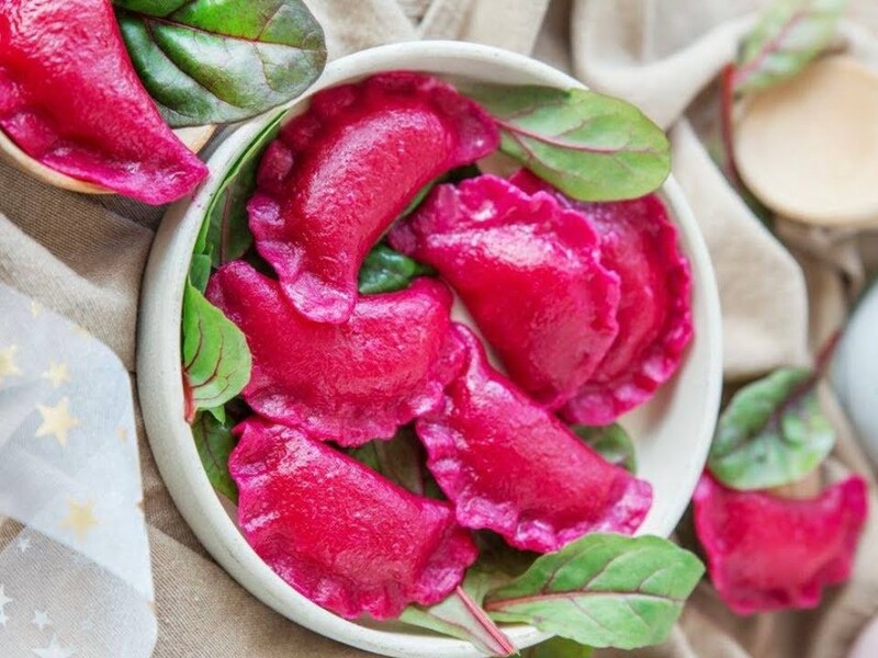 Ягідні вареники на вишневому тісті. Цікавий рецепт популярної страви