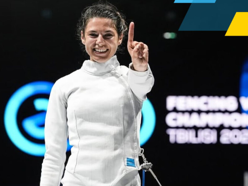 Українка, яка здобула золото чемпіонату світу з фехтування, відмовилася від фото з росіянином на нагородженні. Відео