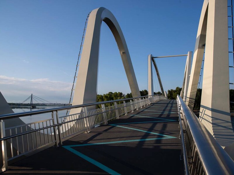 У Києві врятували підлітка, який "переоцінив сили" й поліз через перила мосту. Відео