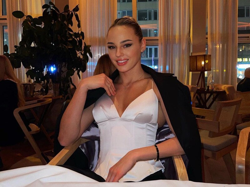 Белодед продефилировала между столиками ресторана. Видео