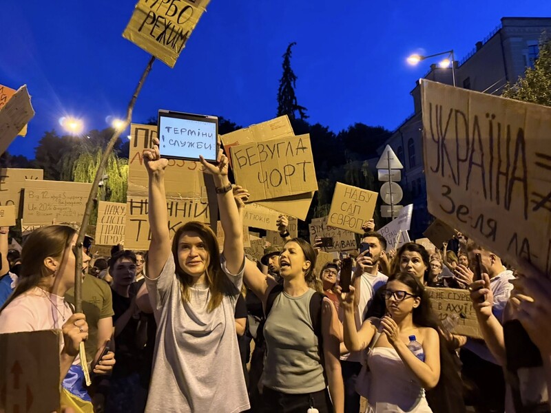 "Бесценный опыт". Безуглой понравилось на митинге, где ей кричали убираться и призывали сложить мандат