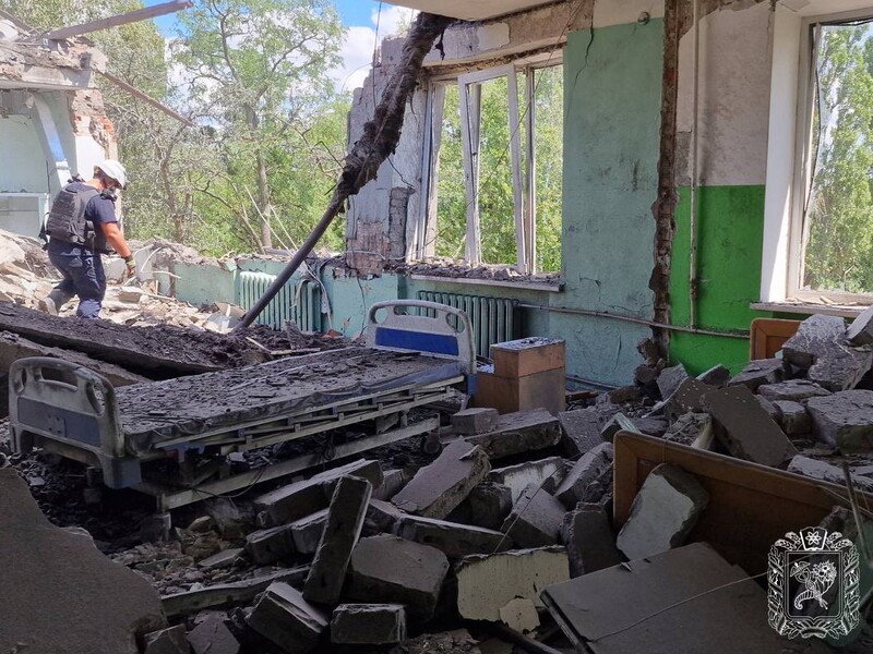 Під завалами медзакладу в Харкові шукають людей, смерть пацієнта внаслідок авіаудару спростували