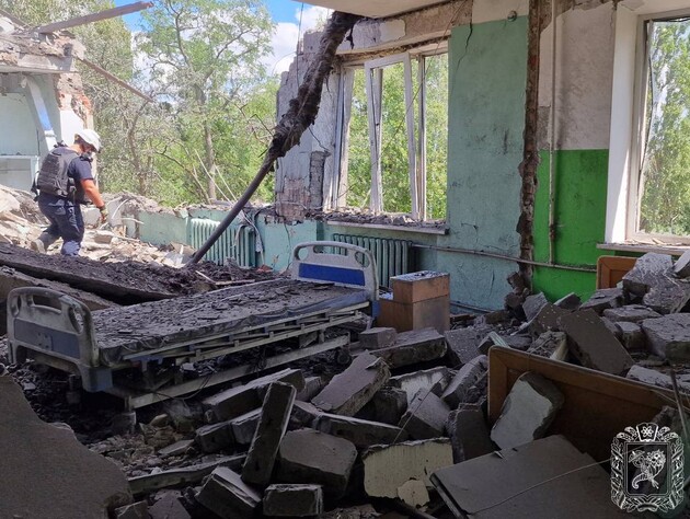 Під завалами медзакладу в Харкові шукають людей, смерть пацієнта внаслідок авіаудару спростували