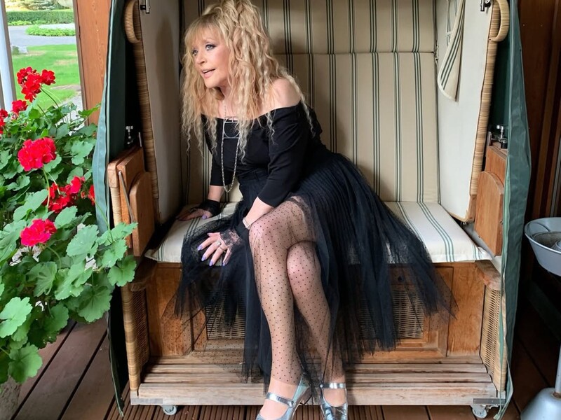 Вона увійшла – і люди підвелися. Поява Пугачової на фестивалі в Юрмалі викликала фурор. Відео