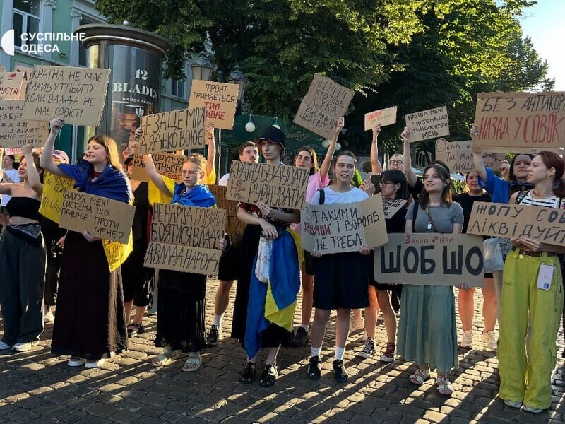 Путін уже скерував би головорізів розганяти протести, але в Україні криза лише зміцнила демократію – WP