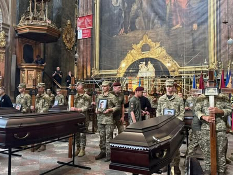 В Україні поховали 12 військовополонених, тіла яких повернула РФ після авіатрощі Іл-76 над Бєлгородом