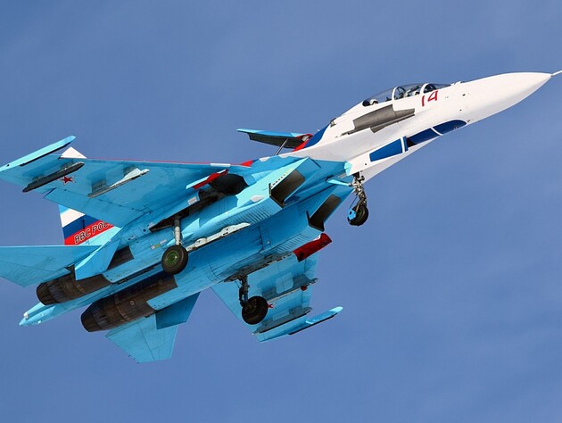 На російському аеродромі знищено літак Су-27УБ. Відео від ГУР Міноборони