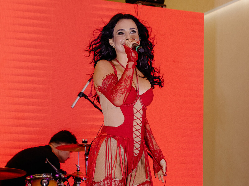 Тринчер в откровенном платье представила клип, который снимали под российскими обстрелами. Фото и видео