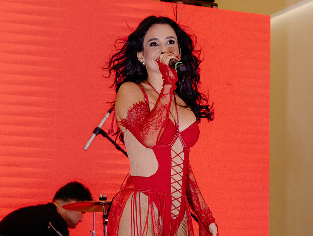 Трінчер у відвертій сукні презентувала кліп, який знімали під російськими обстрілами. Фото й відео