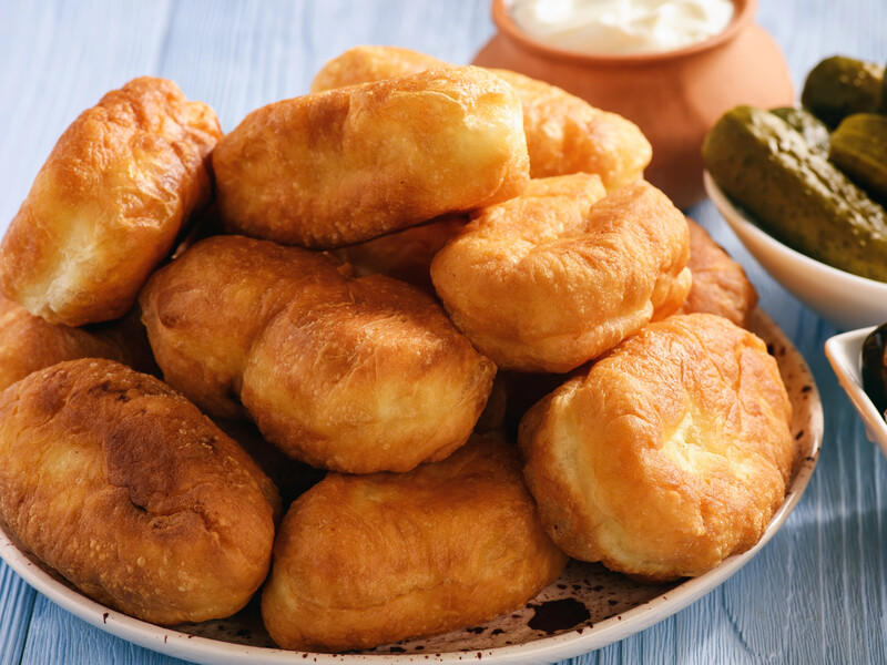 Зробіть це швидке заварне тісто – і смажені пиріжки вийдуть дуже ніжними. Простий рецепт