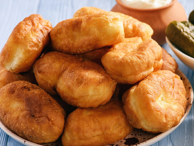 Зробіть це швидке заварне тісто – і смажені пиріжки вийдуть дуже ніжними. Простий рецепт
