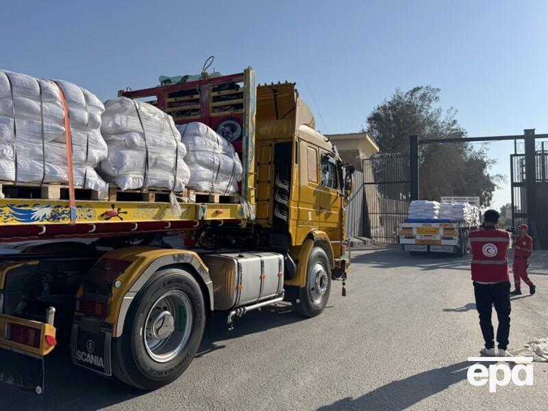 Израиль отрицает голод в Газе, но приостановил бои для передачи помощи в анклав