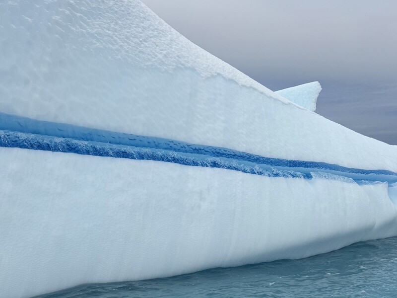 Українські полярники зафільмували унікальний "айсберг-сендвіч"