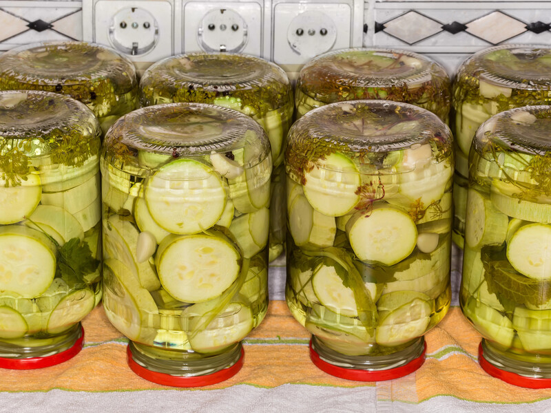 Залейте кабачки этим простым маринадом – и получите невероятно вкусную консервацию. Быстрый рецепт