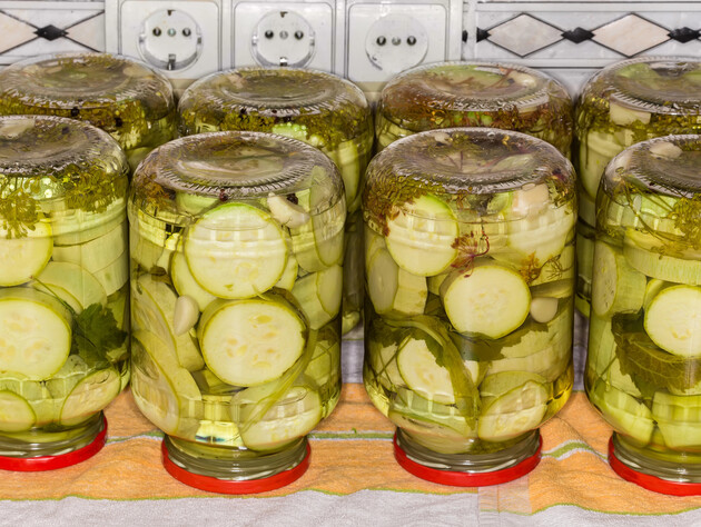 Залейте кабачки этим простым маринадом – и получите невероятно вкусную консервацию. Быстрый рецепт