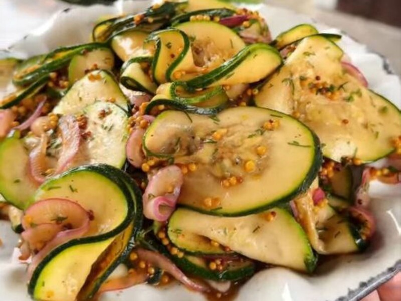 Залейте этим маринадом кабачки – и получите невероятно пикантную и вкусную закуску. Быстрый рецепт