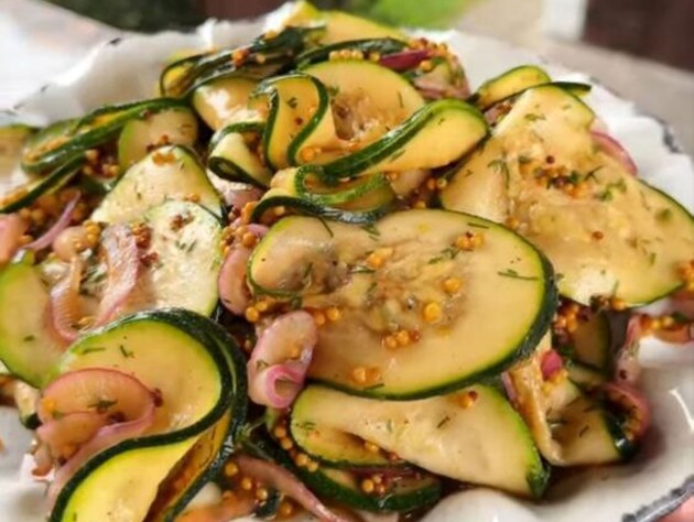 Залейте этим маринадом кабачки – и получите невероятно пикантную и вкусную закуску. Быстрый рецепт