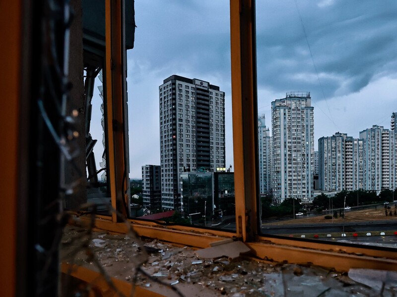 Под обстрел РФ попала жилая высотка в Киеве, есть раненые. Фото, видео