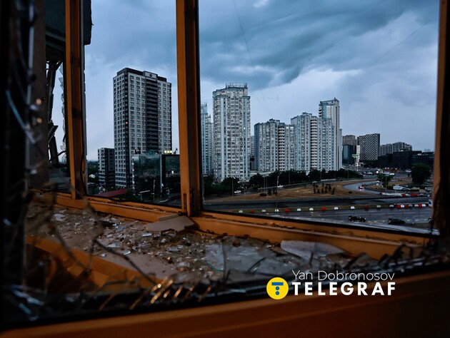 Под обстрел РФ попала жилая высотка в Киеве, есть раненые. Фото, видео