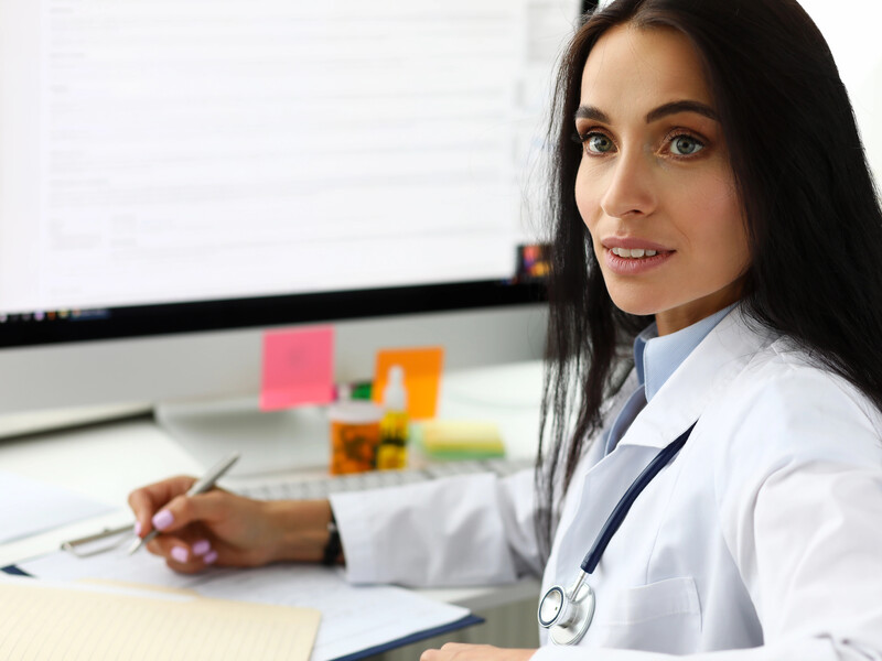 Какой сегодня праздник – самые трогательные поздравления с Днем медика. Музыкальные открытки и ролики