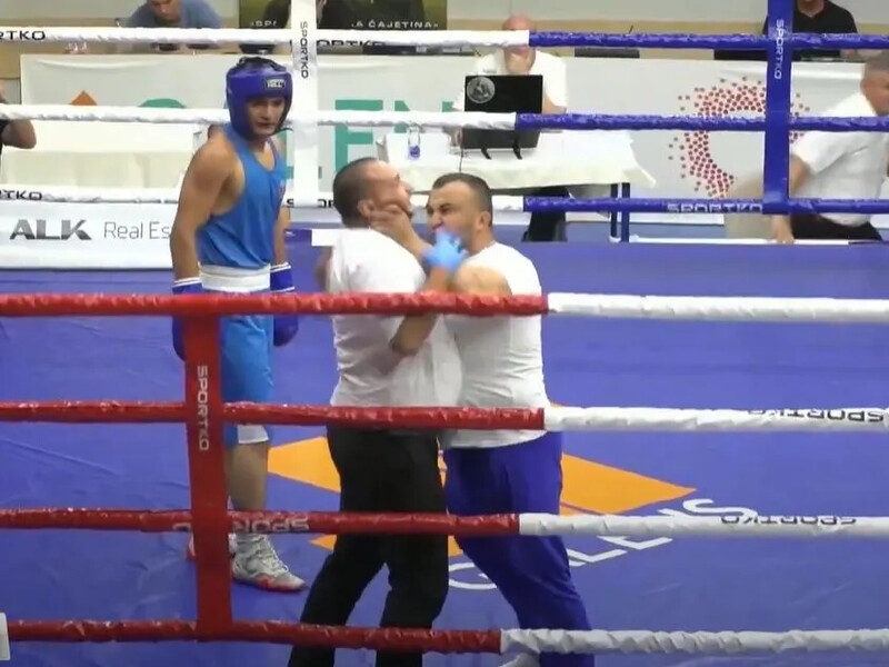 Тренер набросился на рефери и схватил за горло на ринге. На чемпионате Европы по боксу произошел скандал. Видео