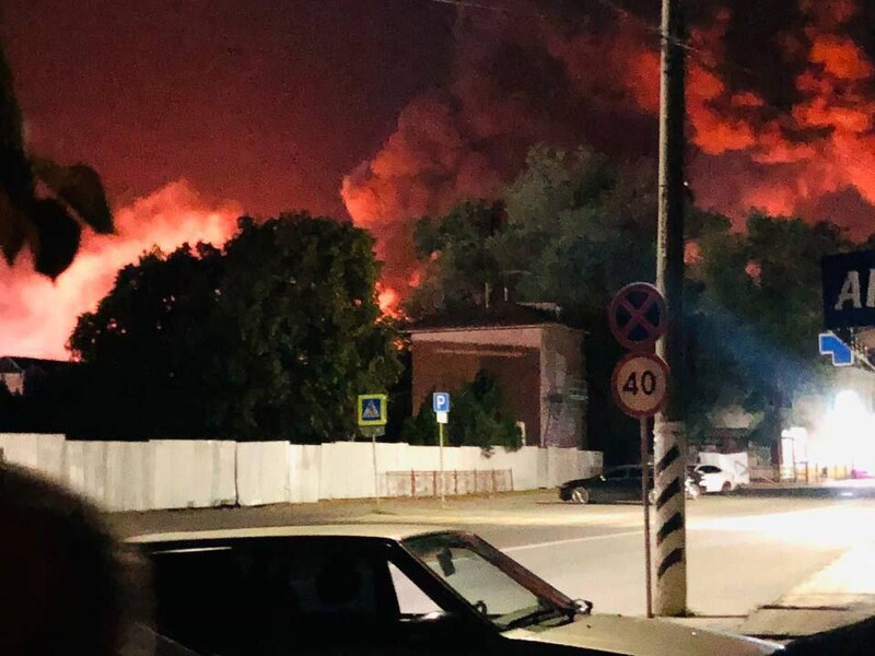 "Еще один летит, Вася!" Дроны сожгли состав с топливом в Ростовской области, остановлены поезда. Видео