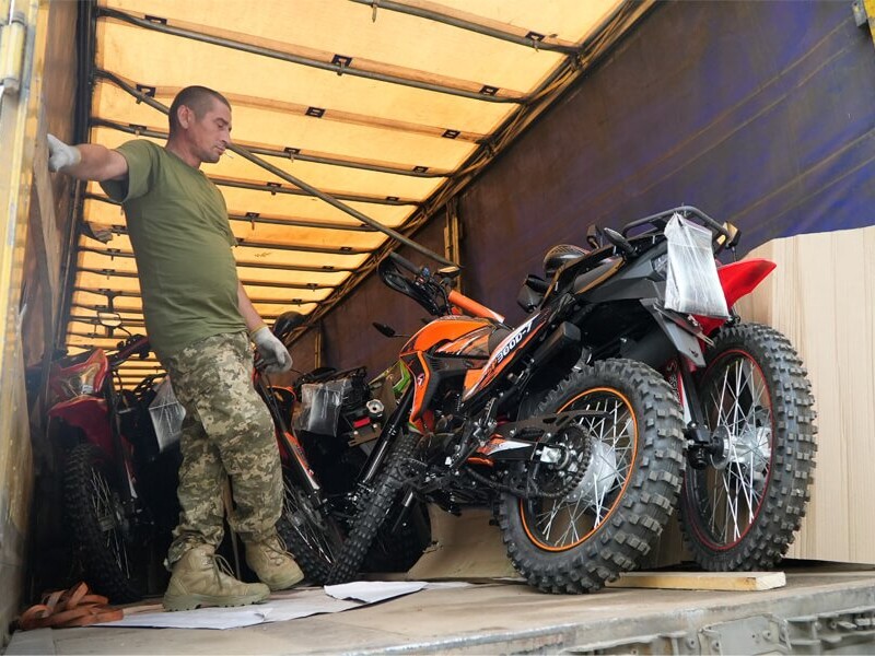 "Стальной фронт" передал 157-й бригаде FPV-комплексы, оборудование и транспорт